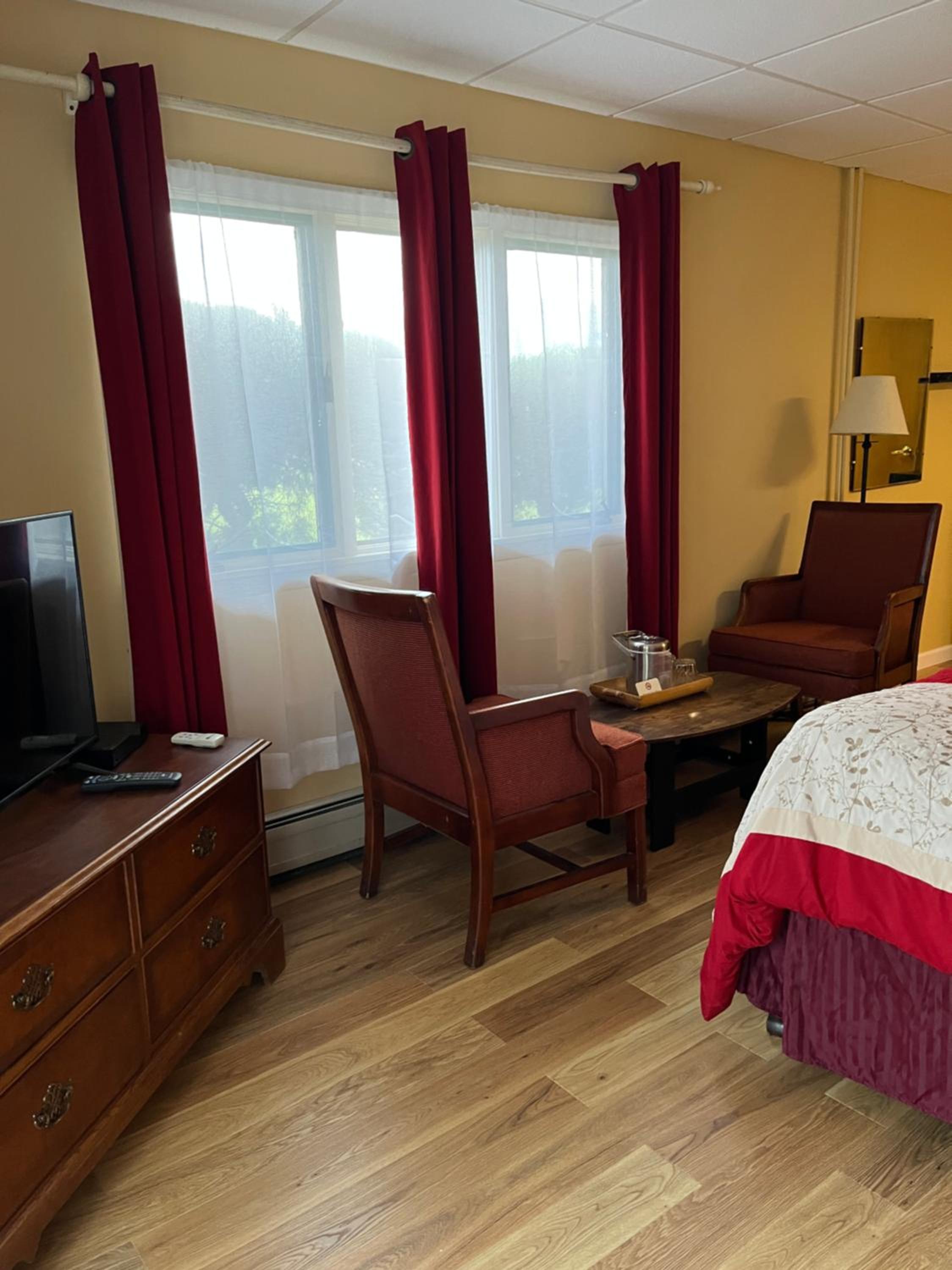 Vinehurst Inn & Suites