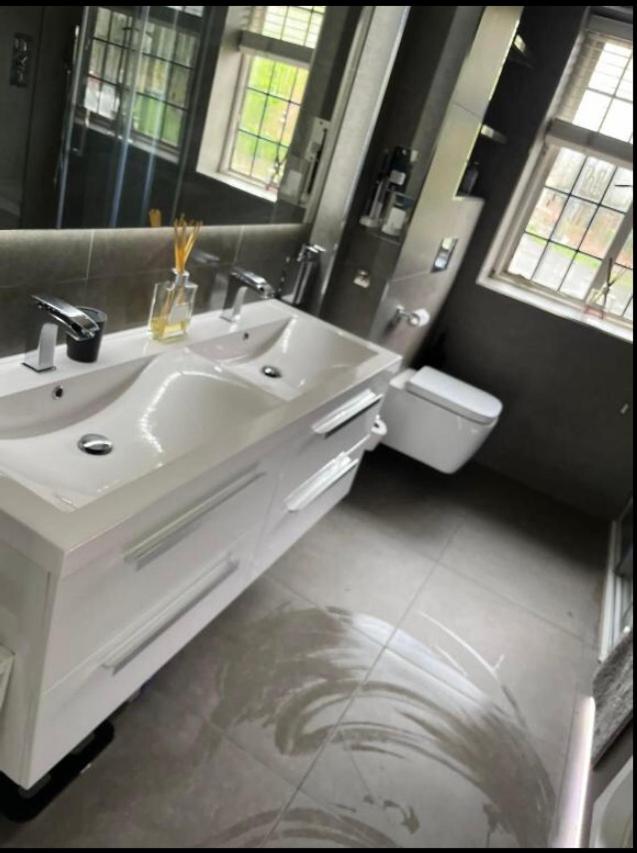 Wandsworth, South London Deluxe King Room 4