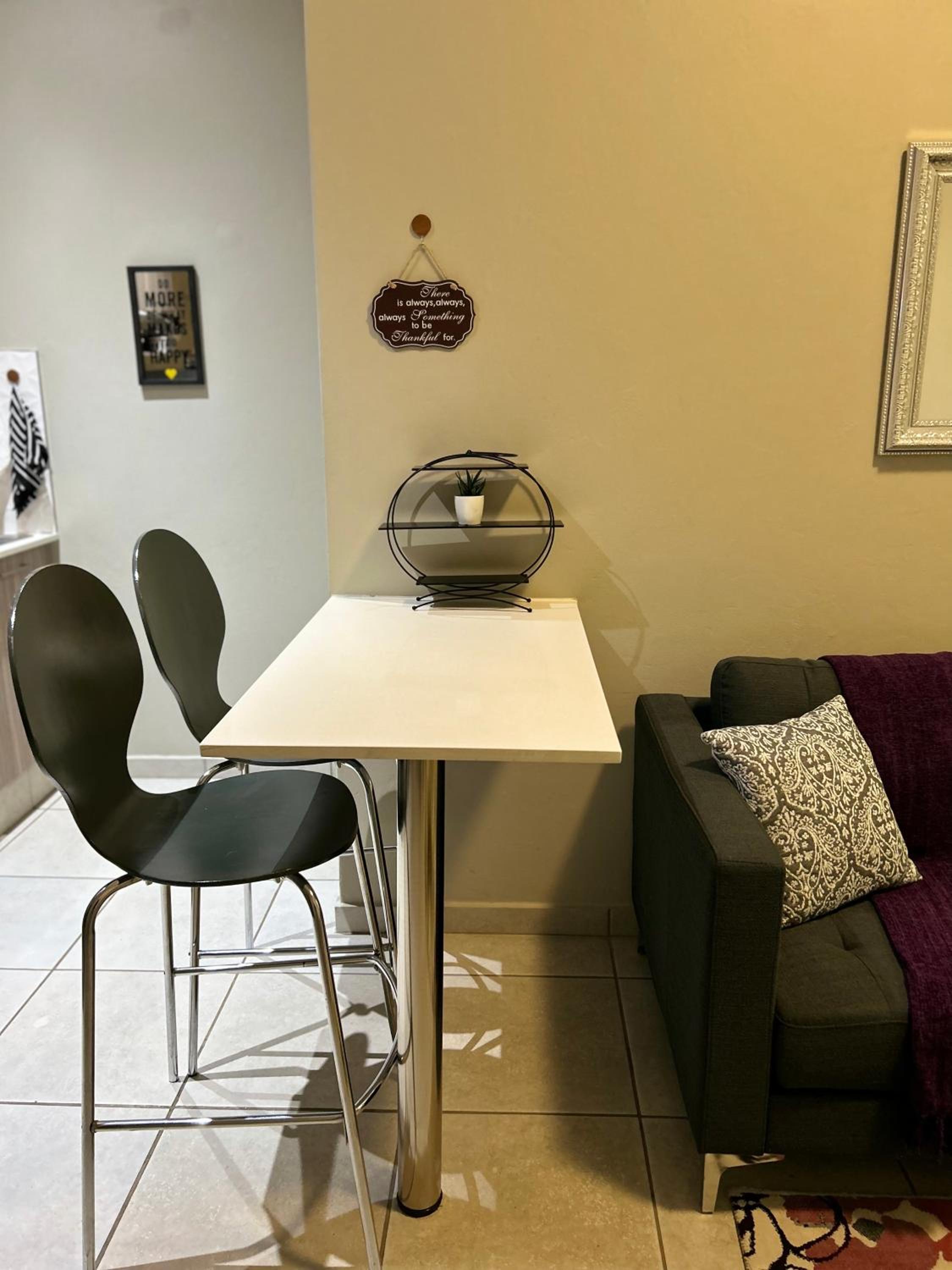 Neat and cozy apartment in central Rosebank with unlimited Wi-Fi and backup power