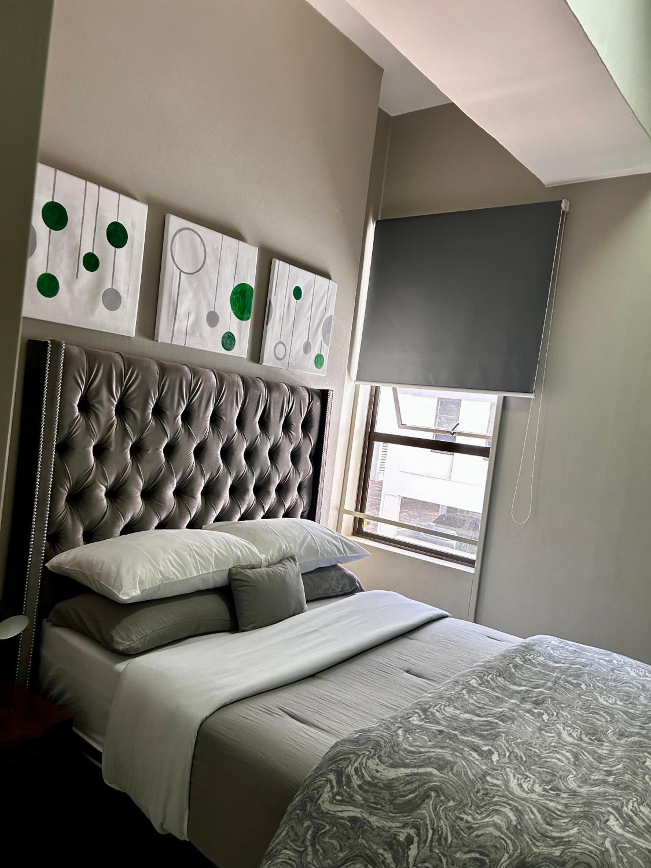 Neat and cozy apartment in central Rosebank with unlimited Wi-Fi and backup power