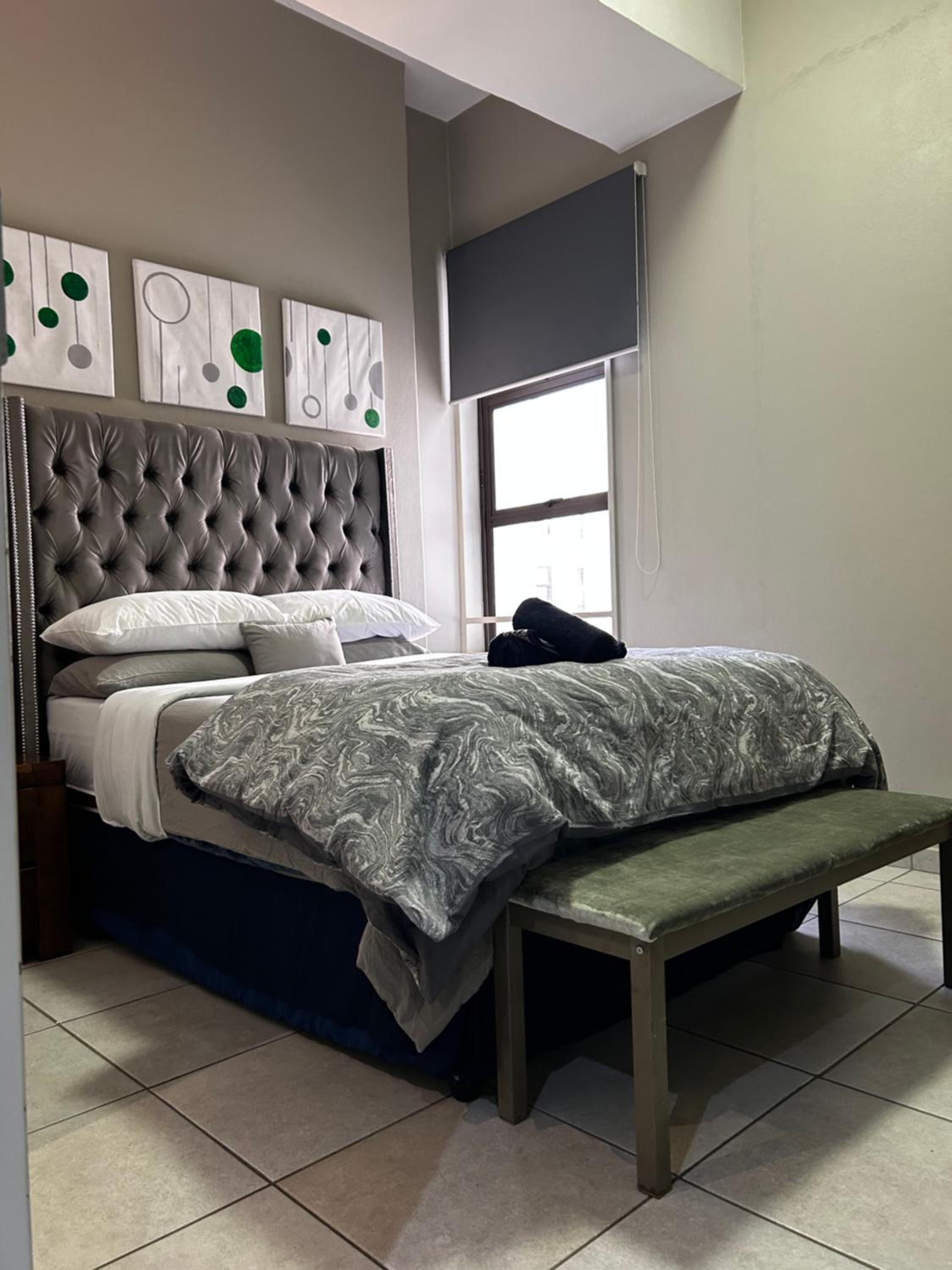Neat and cozy apartment in central Rosebank with unlimited Wi-Fi and backup power