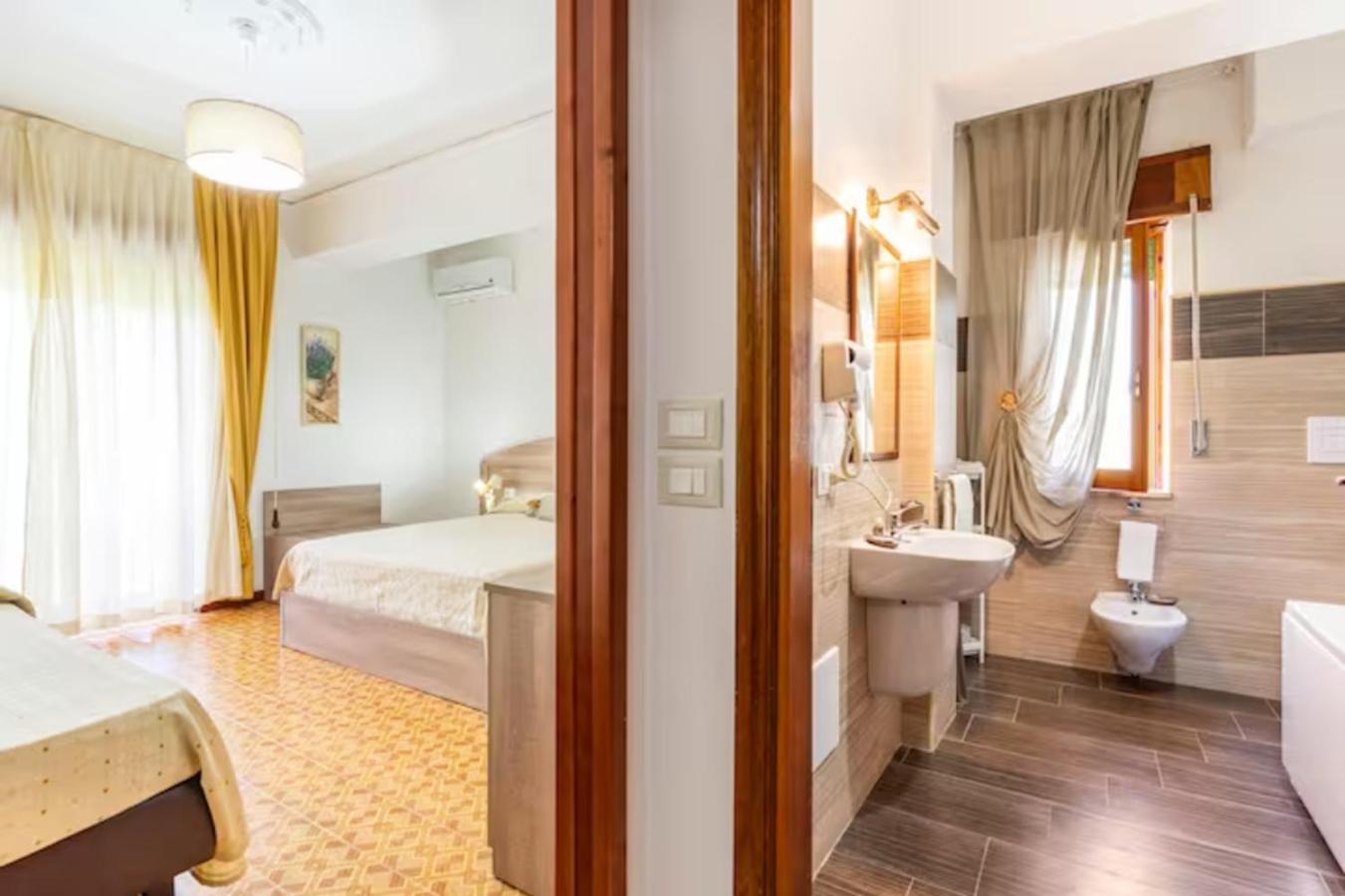 Luna e stelle en Sangineto — hotel room