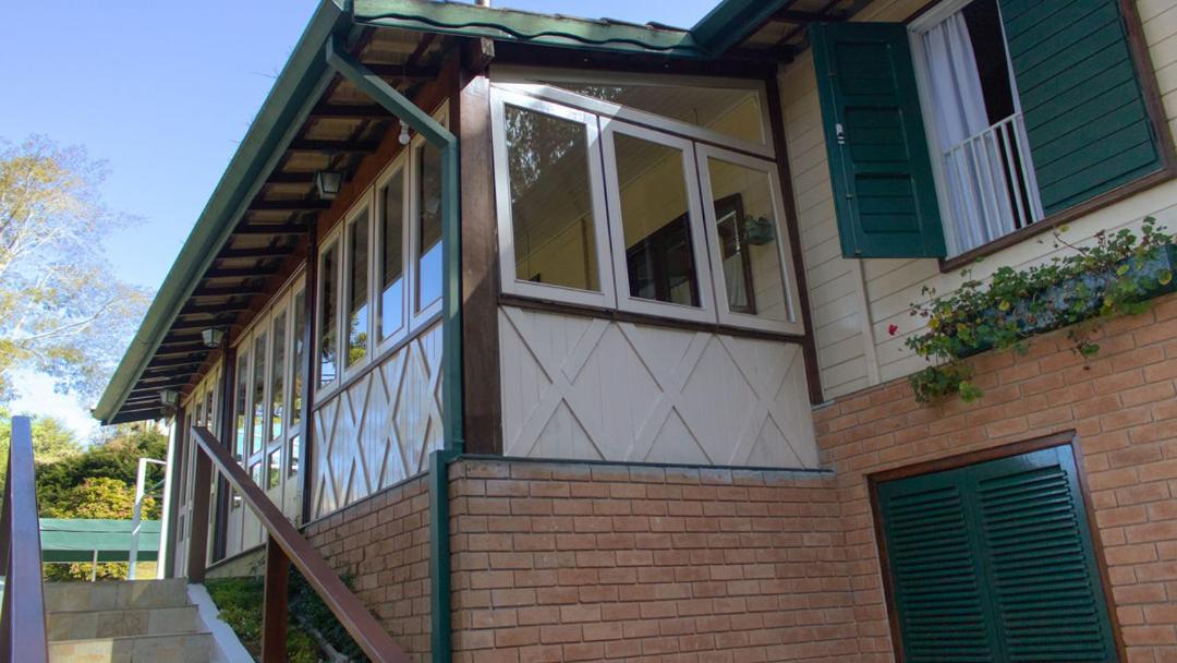 Refúgio Familiar com Piscina, Lareira e Quadra em Campos do Jordao SP