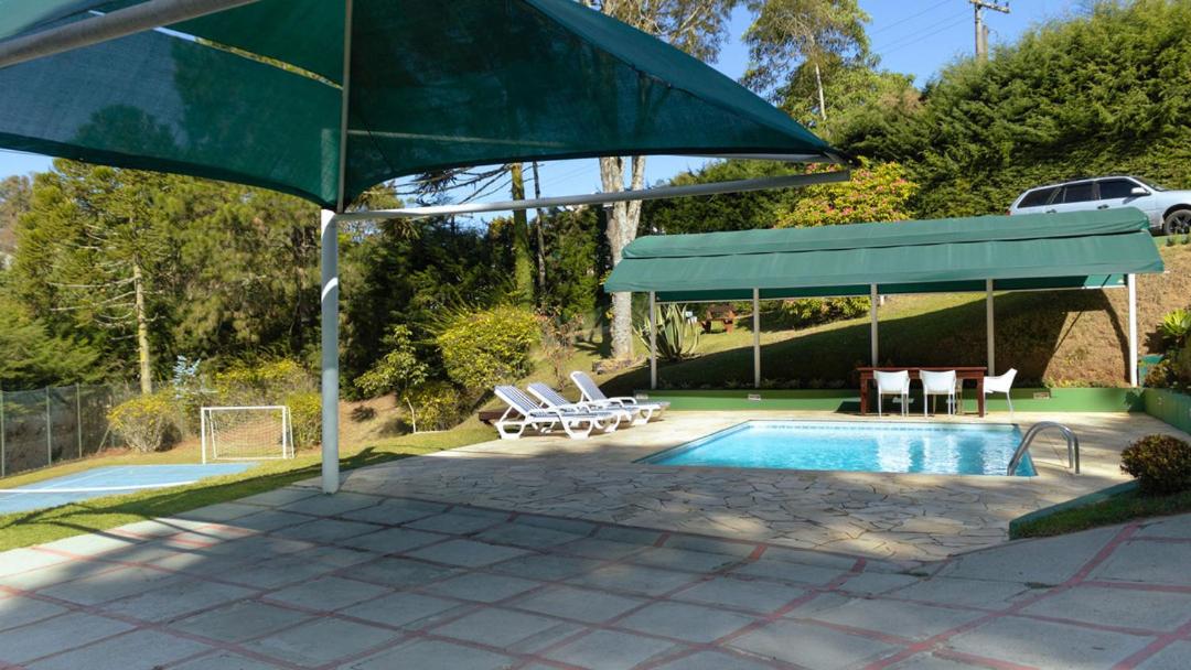Refúgio Familiar com Piscina, Lareira e Quadra em Campos do Jordao SP