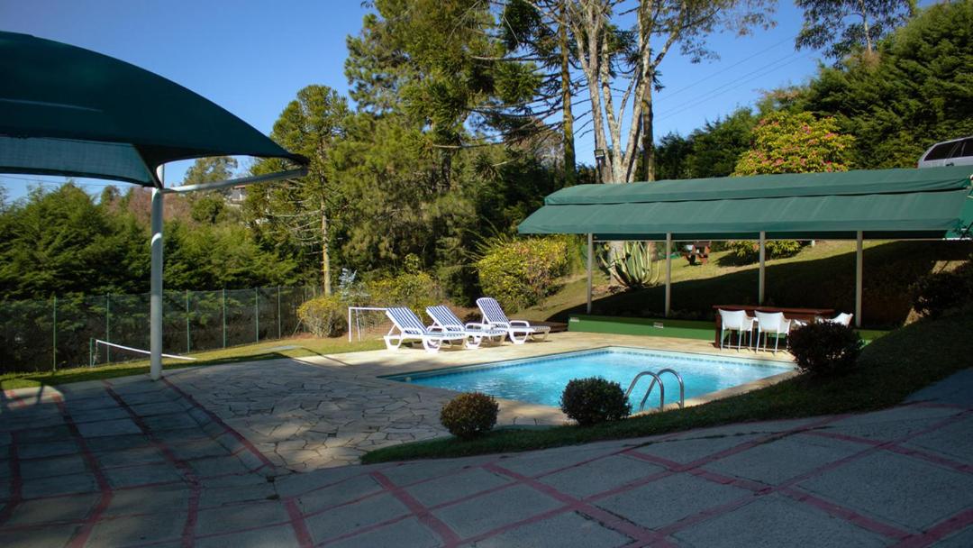 Refúgio Familiar com Piscina, Lareira e Quadra em Campos do Jordao SP