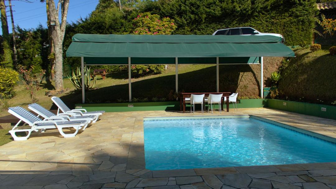 Refúgio Familiar com Piscina, Lareira e Quadra em Campos do Jordao SP