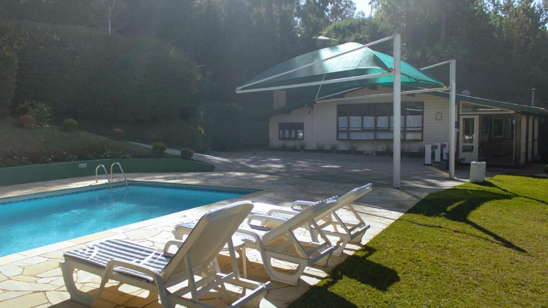 Refúgio Familiar com Piscina, Lareira e Quadra em Campos do Jordao SP