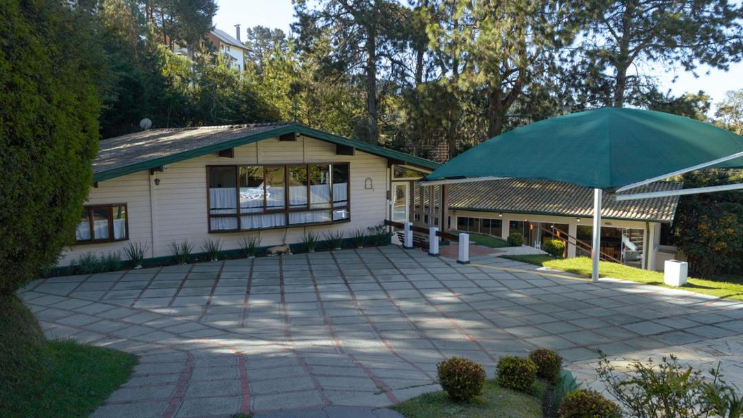 Refúgio Familiar com Piscina, Lareira e Quadra em Campos do Jordao SP