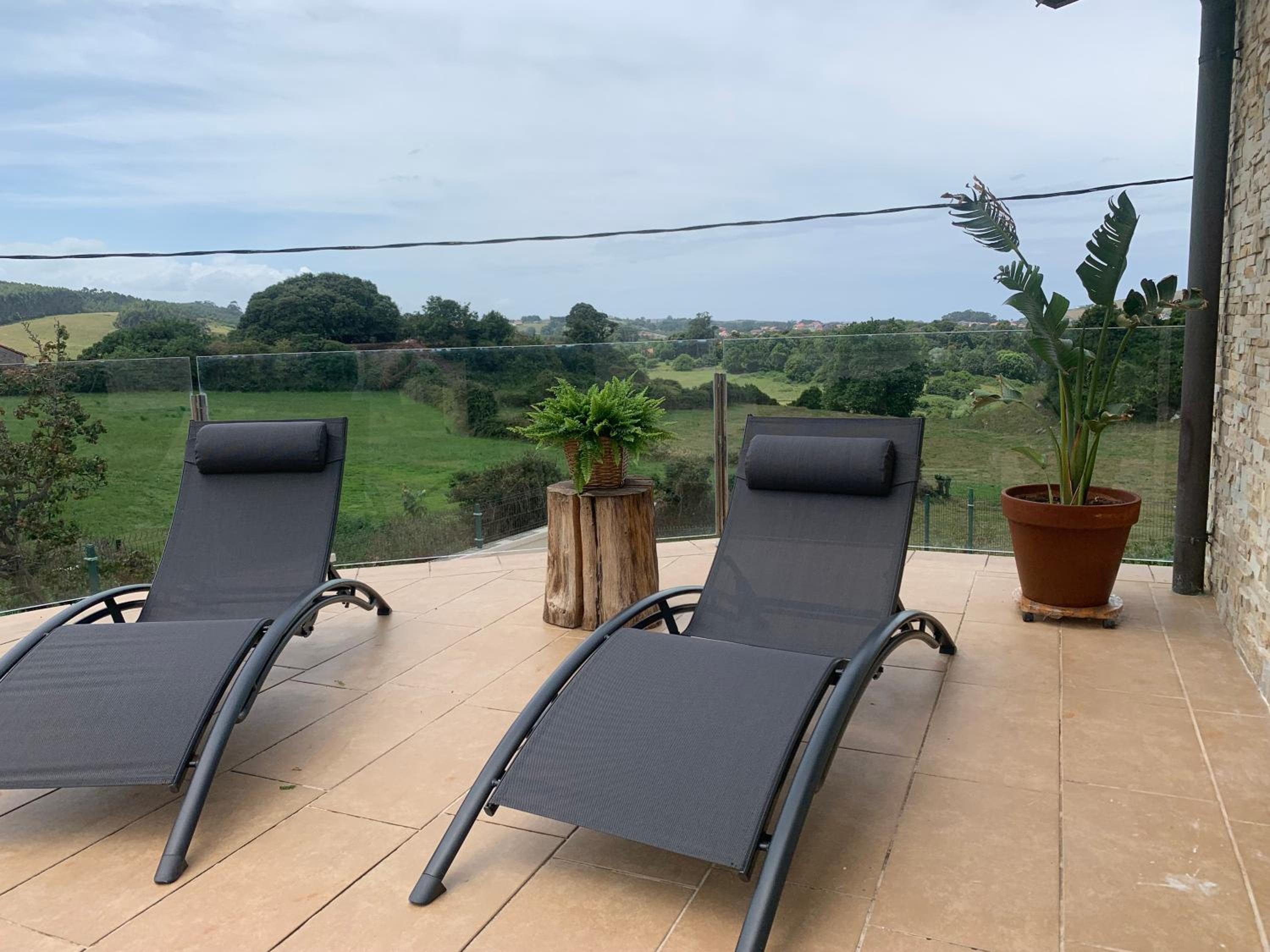 La Carrera, villa moderna con piscina privada en Mogro Cantabria
