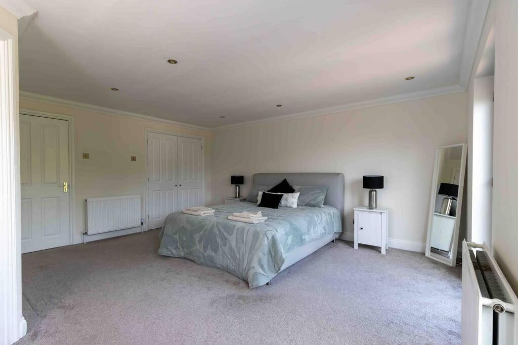 Huge 6 Bed House with Entertainment room and Hotub view 5