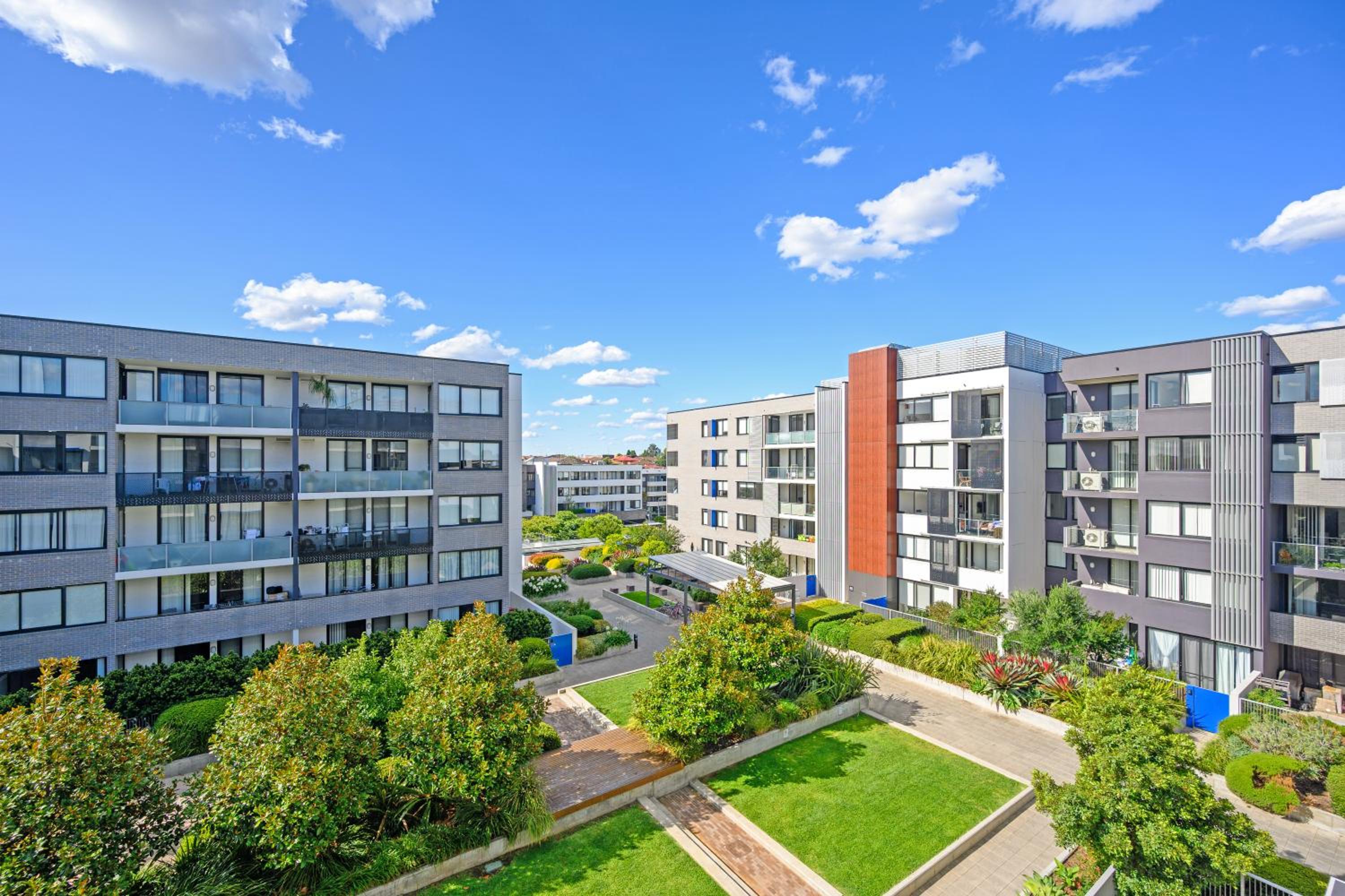 Campsie 2 Br Apt Shop&Parking