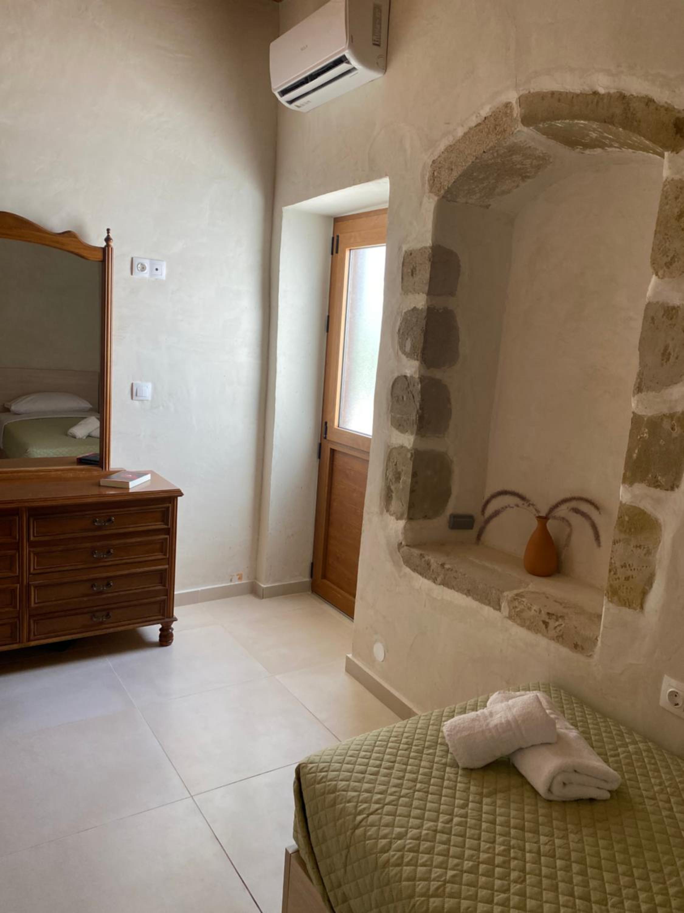 Avli House Vori