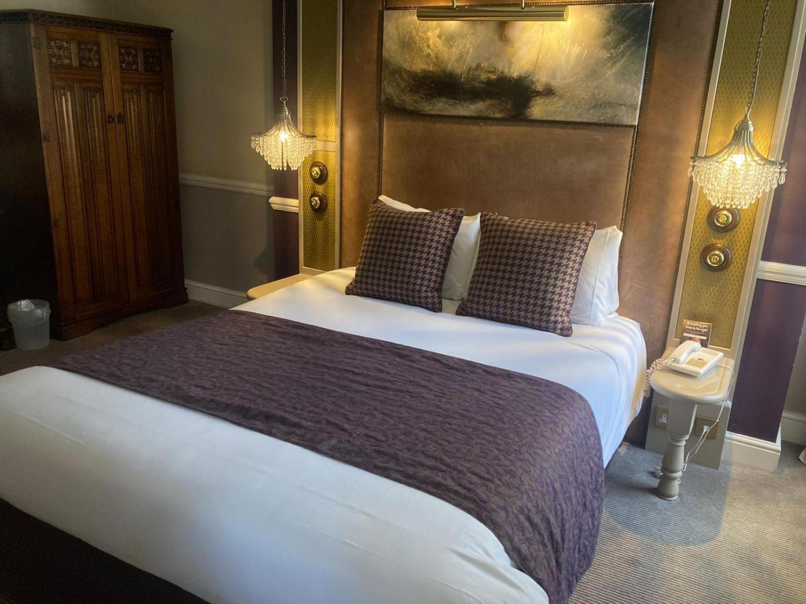 Saracens Head Hotel by Greene King Inns