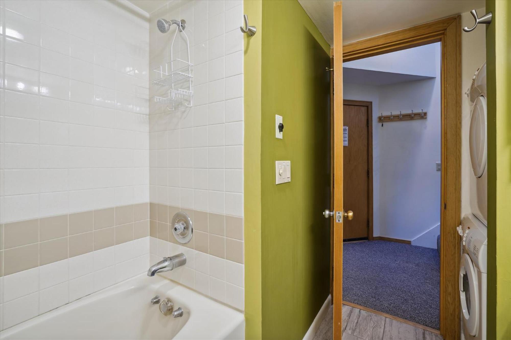 Premier Condo completely renovated Highridge C8