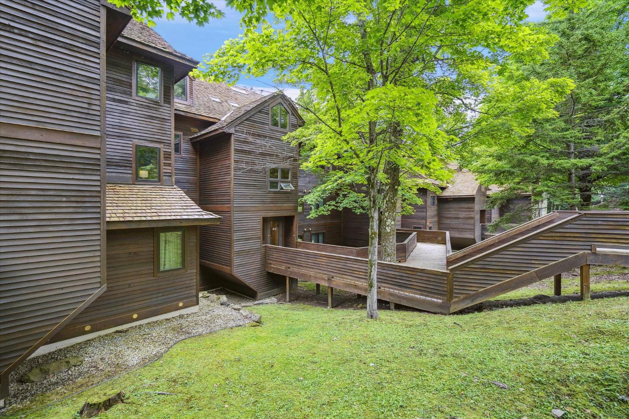 Amazing view of Killington Mountain trail sports center Highridge B11
