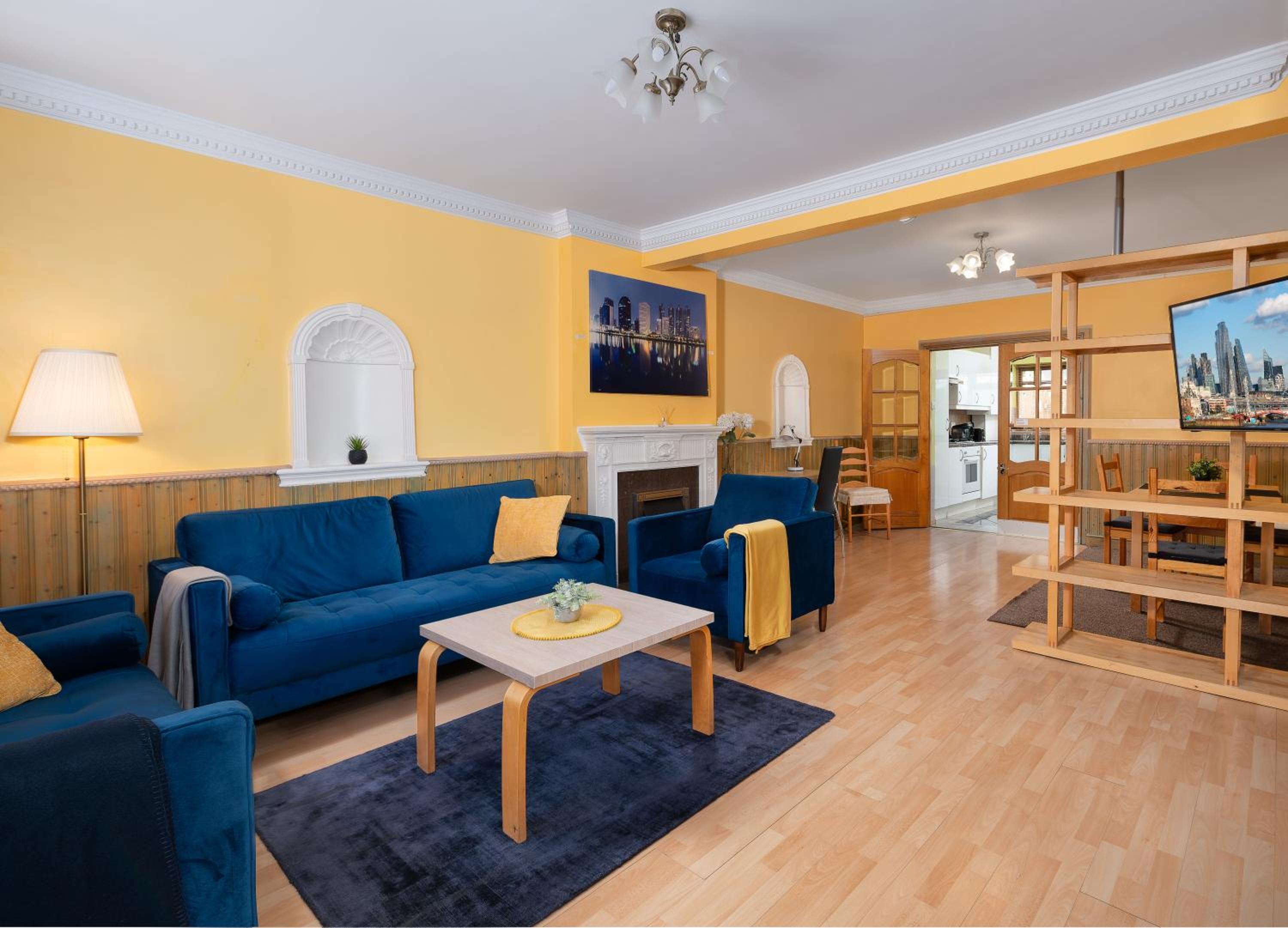 Excel 5min CUSTOM HOUSE STATION parking WIFI sleeps 6