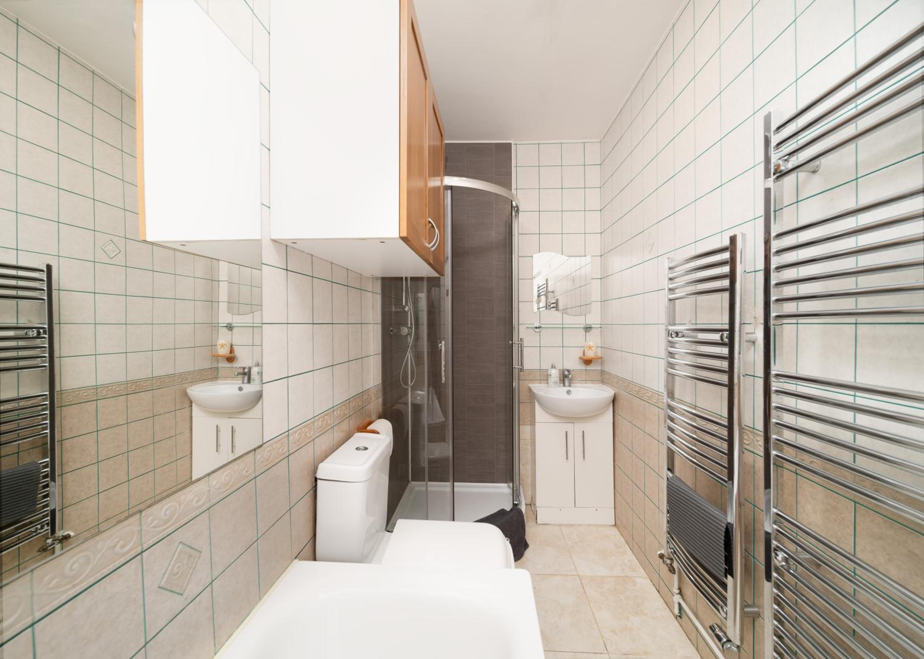 Excel 5min CUSTOM HOUSE STATION parking WIFI sleeps 6