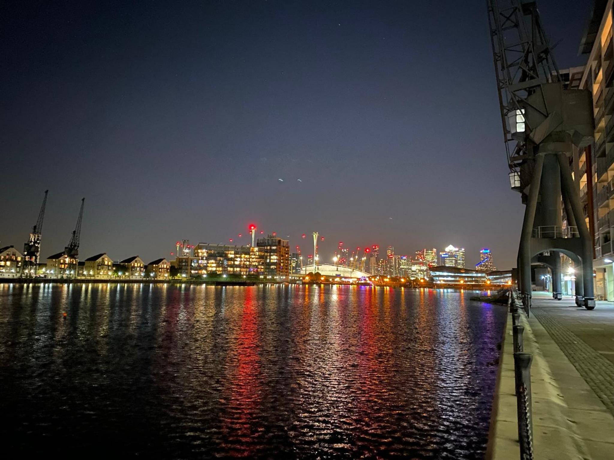 Excel 5min CUSTOM HOUSE STATION parking WIFI sleeps 6
