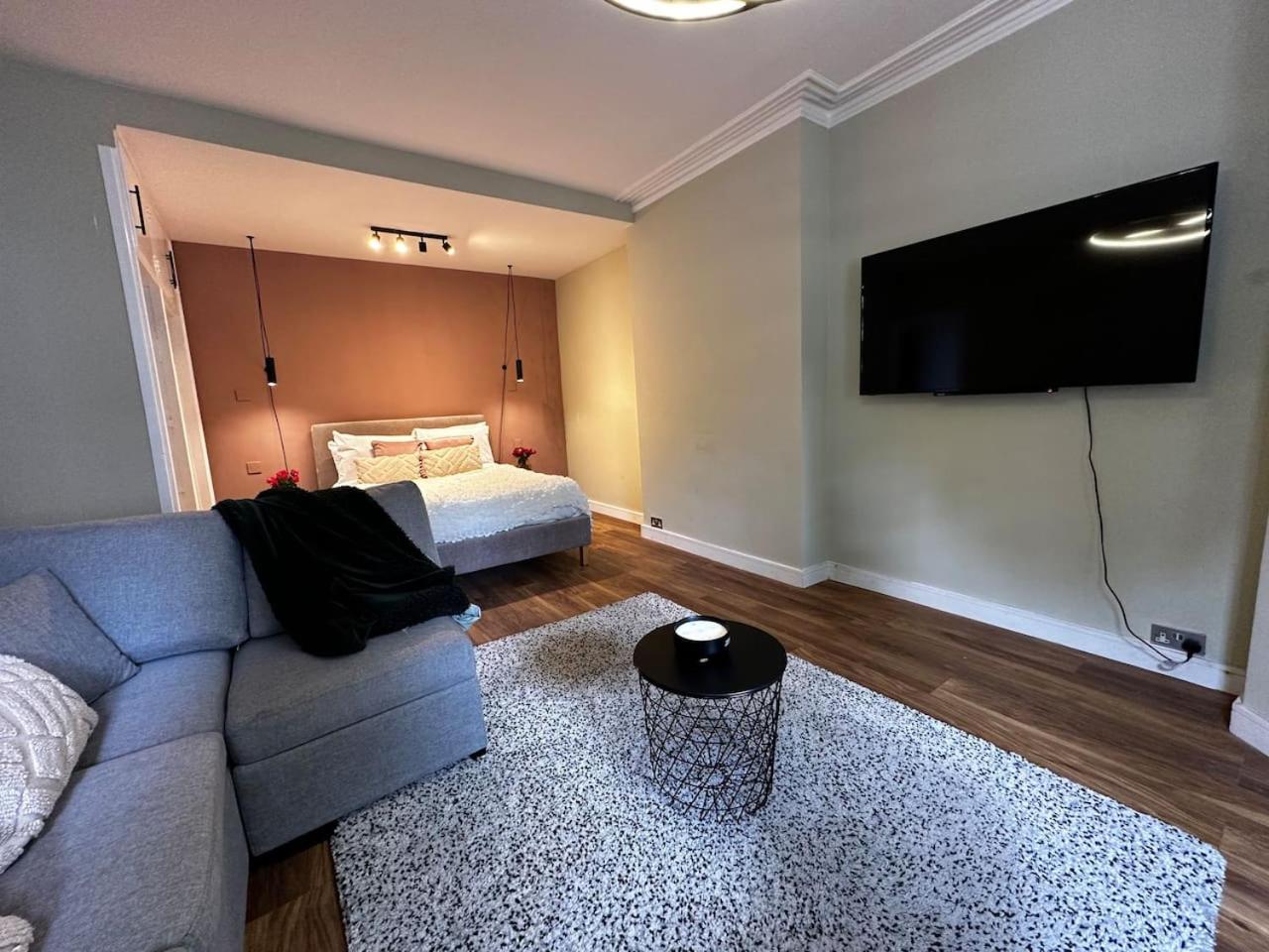 Family studio flat near Regents Park n2