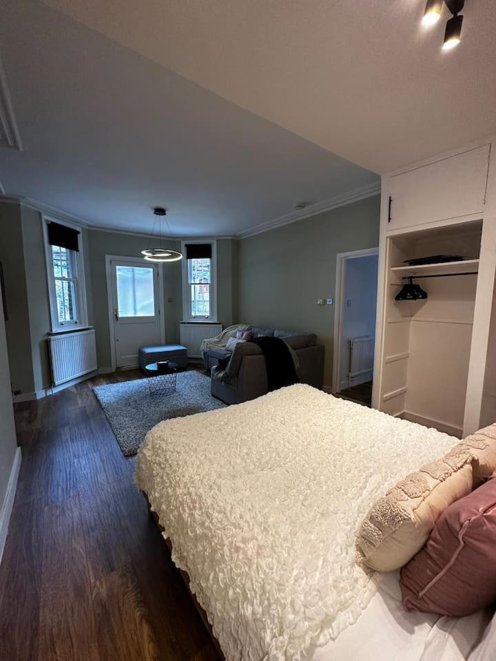 Family studio flat near Regents Park n2