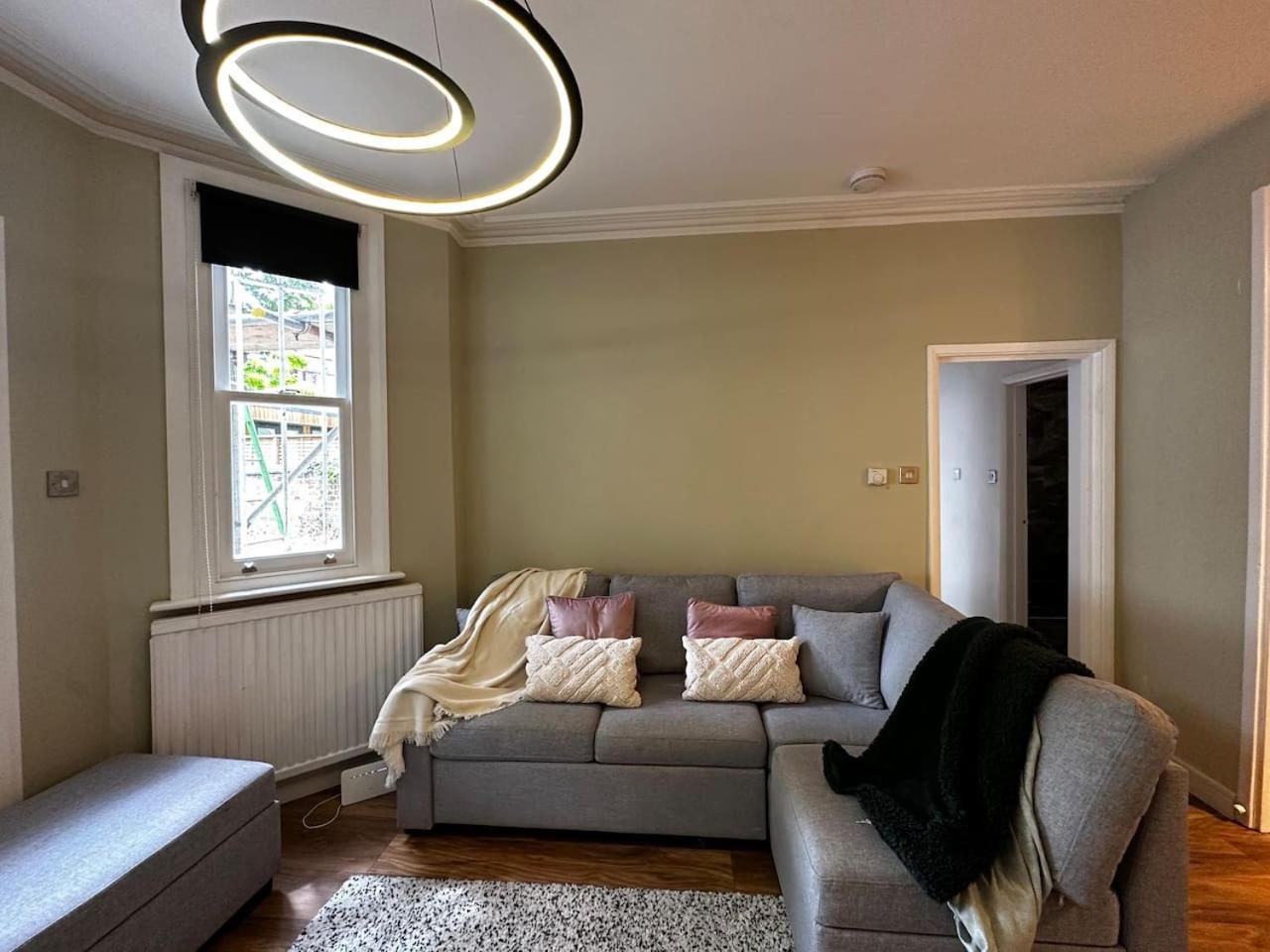 Family studio flat near Regents Park n2