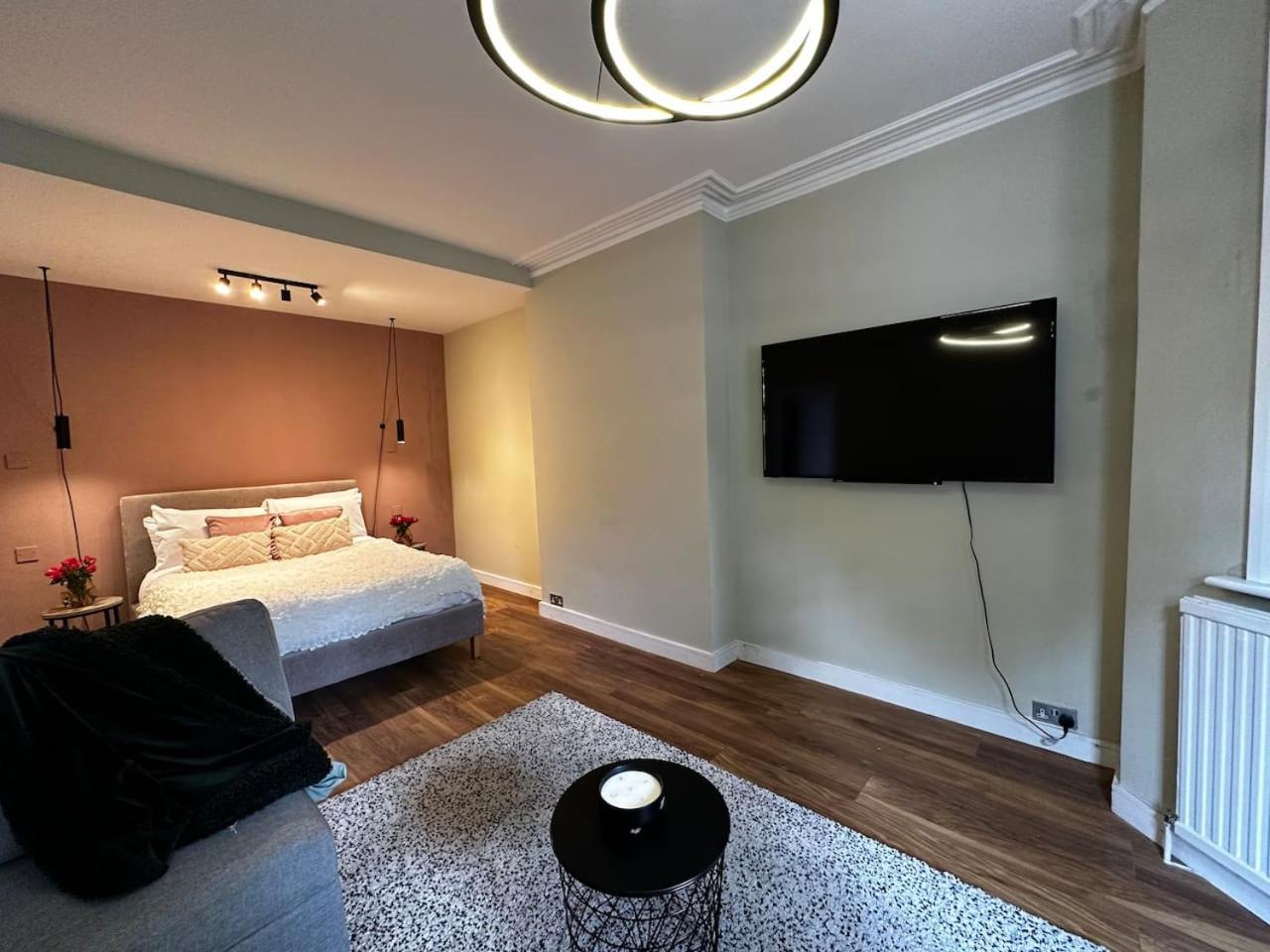 Family studio flat near Regents Park n2