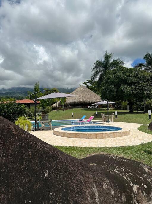 increible casa de campo con piscina y jacuzzi!