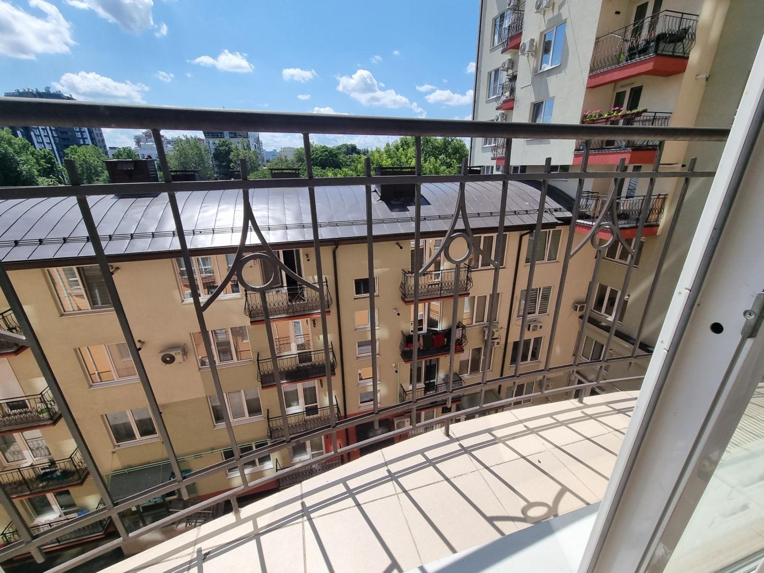 Central 67 m Apartment - Walk Everywhere - Fast WiFi - Self Check-in view 3