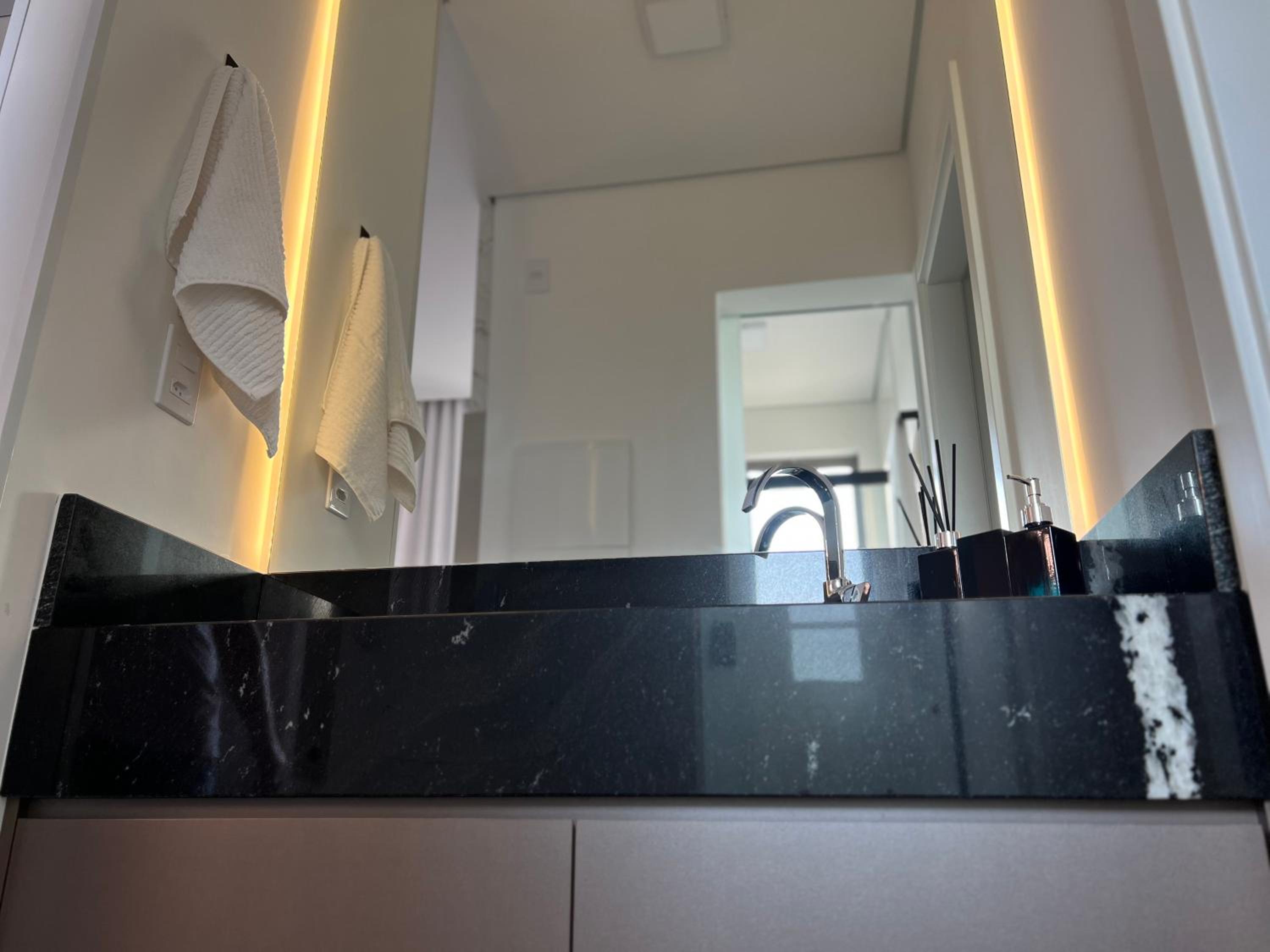 Ap completo a 900m da Vila Germânica com Piscina, Academia, Wi-Fi, Ar, Garagem e Tv no quarto