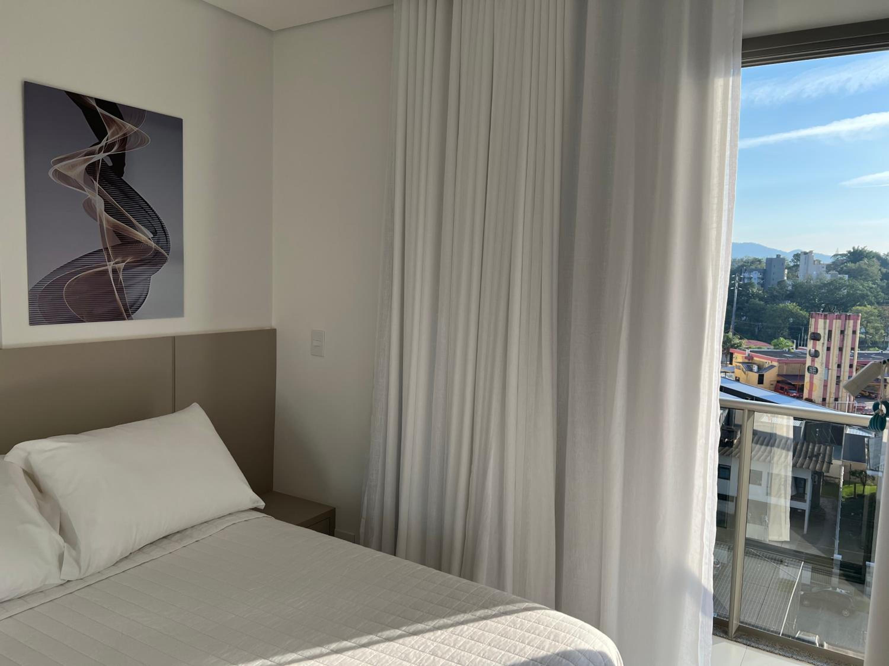 Ap completo a 900m da Vila Germânica com Piscina, Academia, Wi-Fi, Ar, Garagem e Tv no quarto