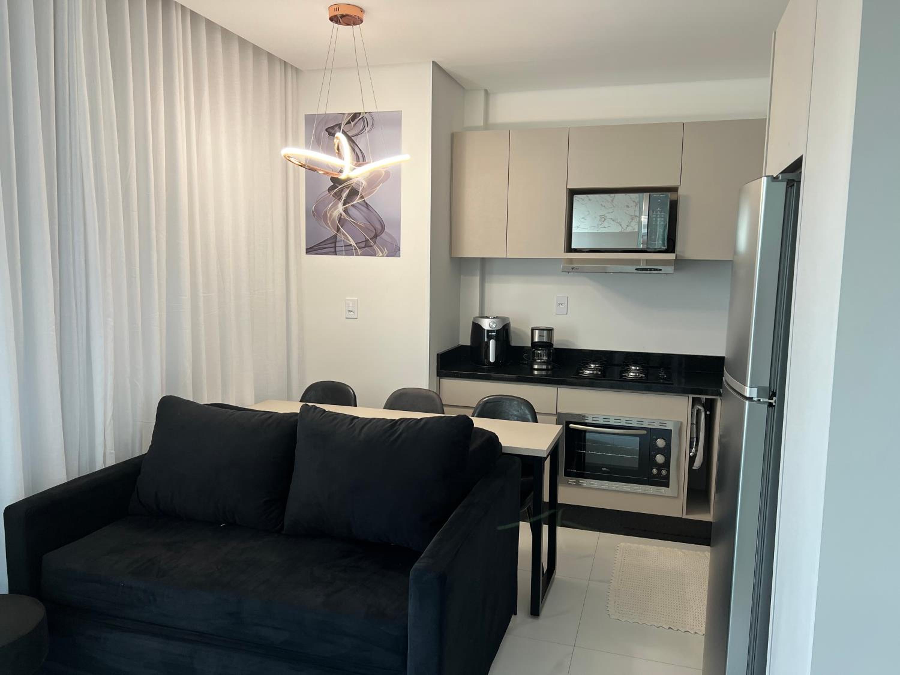 Ap completo a 900m da Vila Germânica com Piscina, Academia, Wi-Fi, Ar, Garagem e Tv no quarto