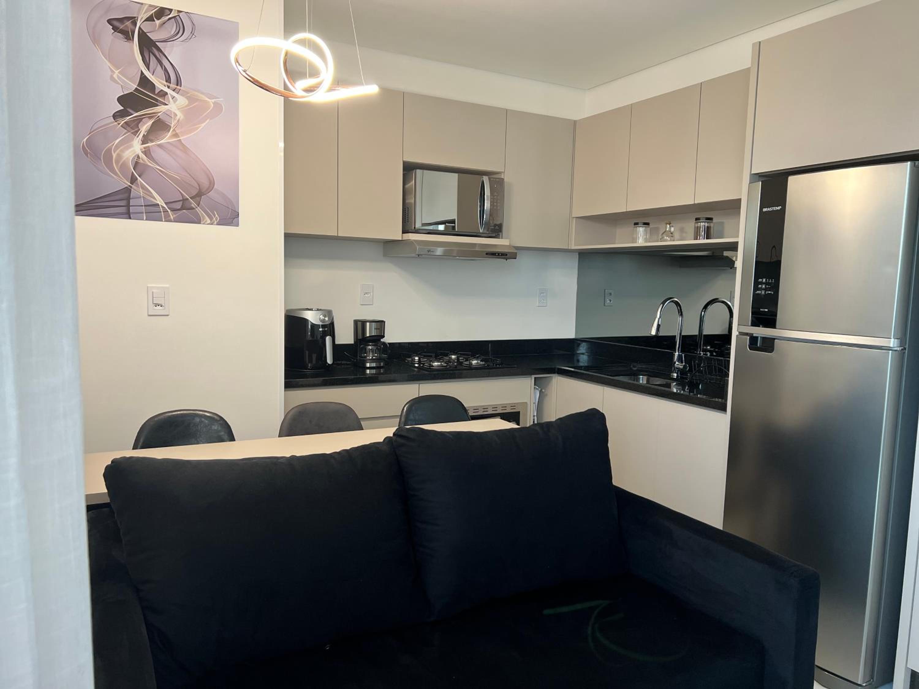 Ap completo a 900m da Vila Germânica com Piscina, Academia, Wi-Fi, Ar, Garagem e Tv no quarto