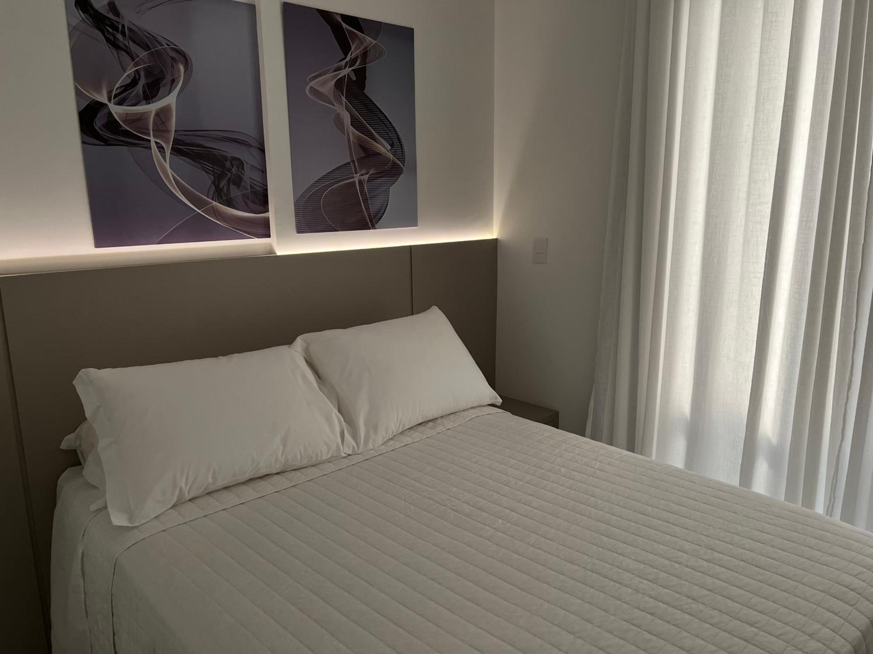 Ap completo a 900m da Vila Germânica com Piscina, Academia, Wi-Fi, Ar, Garagem e Tv no quarto