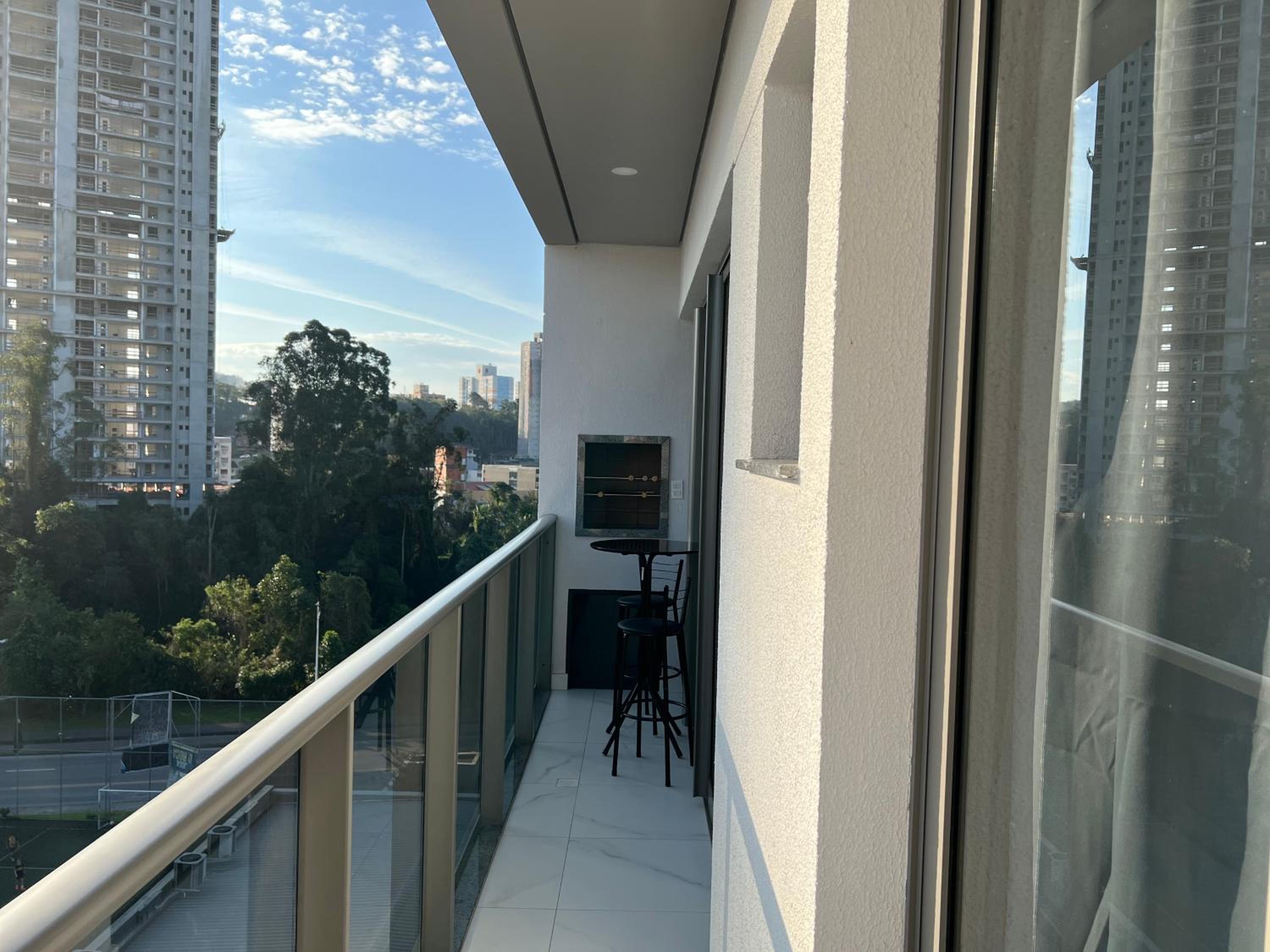 Ap completo a 900m da Vila Germânica com Piscina, Academia, Wi-Fi, Ar, Garagem e Tv no quarto