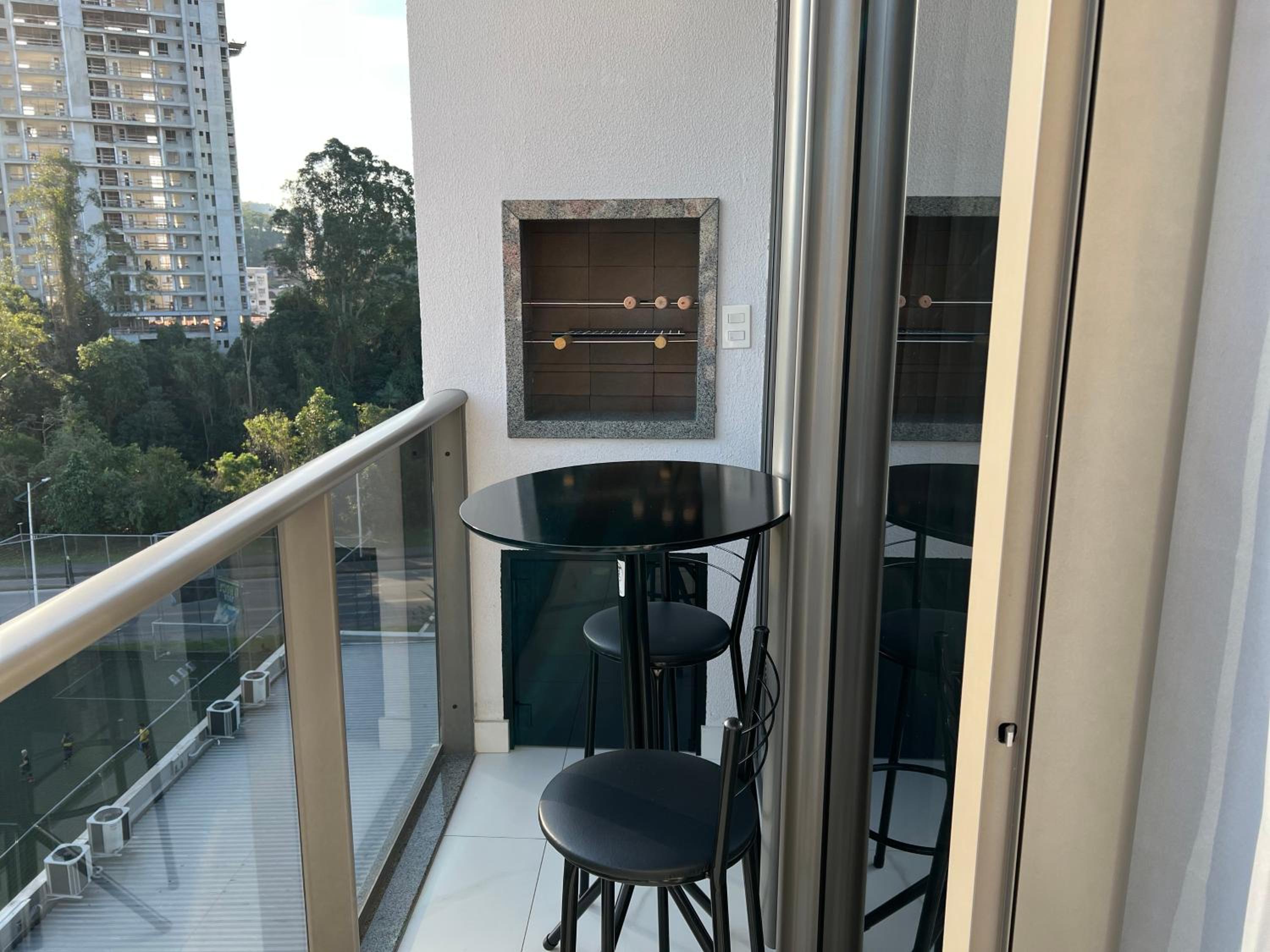 Ap completo a 900m da Vila Germânica com Piscina, Academia, Wi-Fi, Ar, Garagem e Tv no quarto