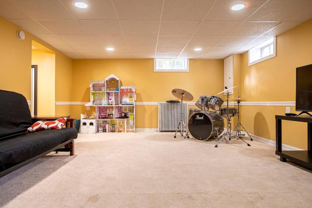 Beautiful fully-furnished Colonial in Millersville