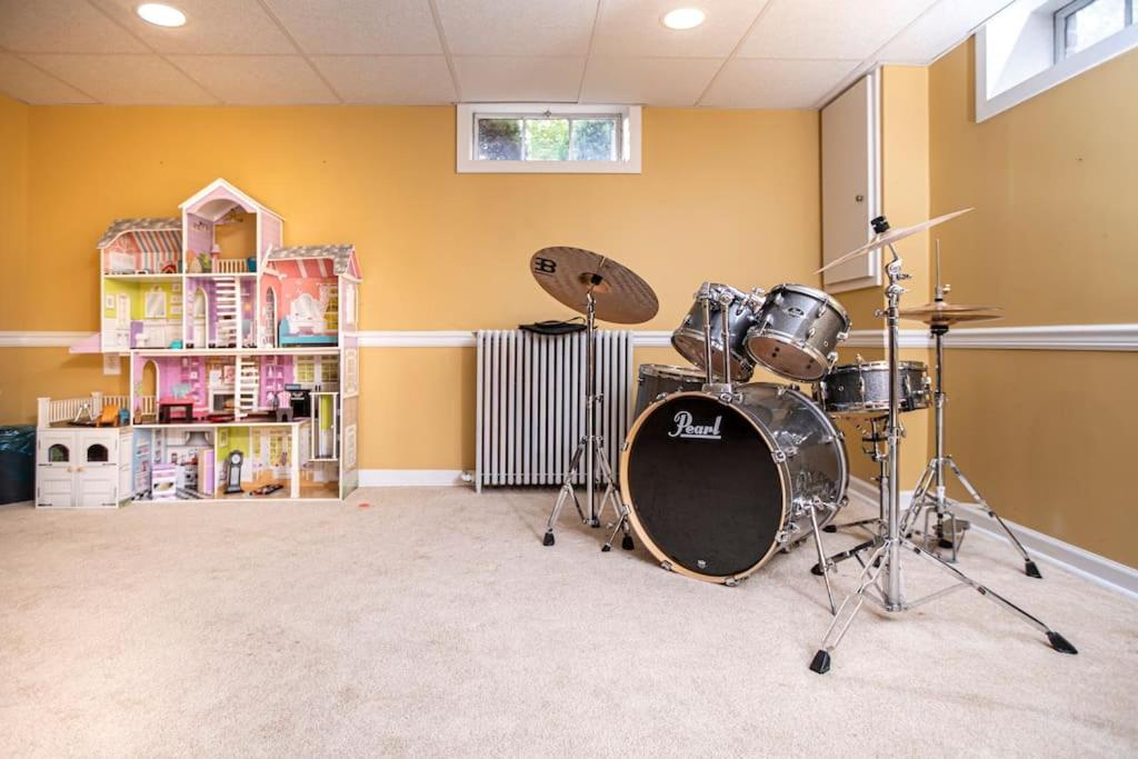 Beautiful fully-furnished Colonial in Millersville