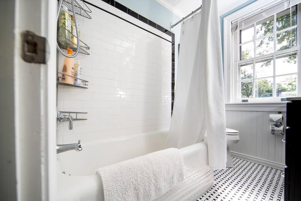 Beautiful fully-furnished Colonial in Millersville