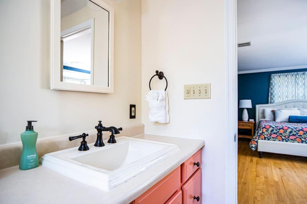 Beautiful fully-furnished Colonial in Millersville