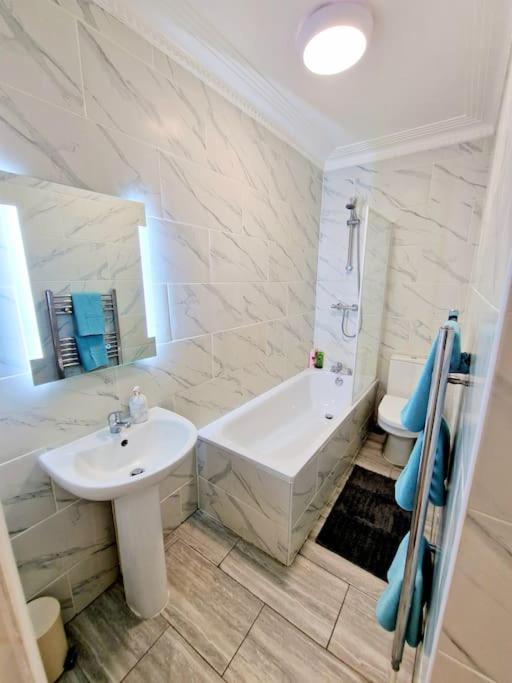 Charming Home with Private Balcony, on 1st floor, with 2 Bathrooms, 3 min walk to Earl's Court Station