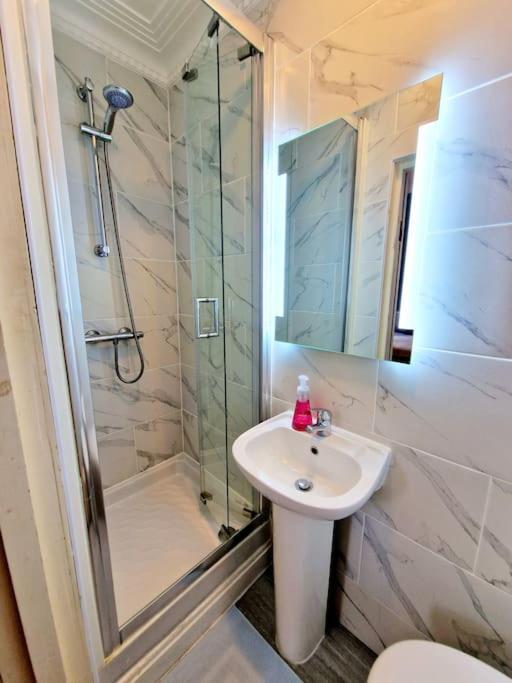 Charming Home with Private Balcony, on 1st floor, with 2 Bathrooms, 3 min walk to Earl's Court Station