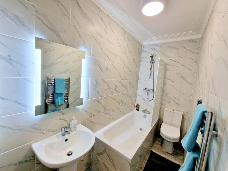 Charming Home with Private Balcony, on 1st floor, with 2 Bathrooms, 3 min walk to Earl's Court Station