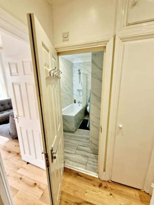 Charming Home with Private Balcony, on 1st floor, with 2 Bathrooms, 3 min walk to Earl's Court Station