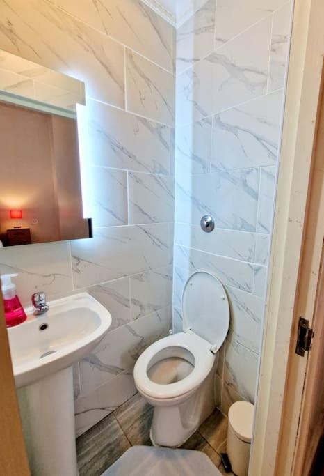 Charming Home with Private Balcony, on 1st floor, with 2 Bathrooms, 3 min walk to Earl's Court Station