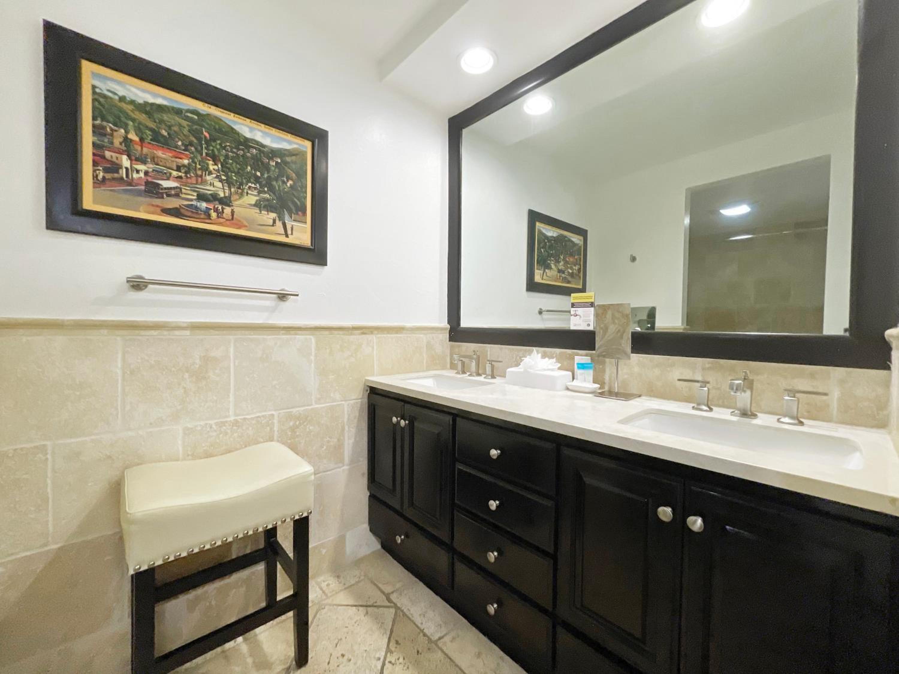 Catalina Courtyard Suites