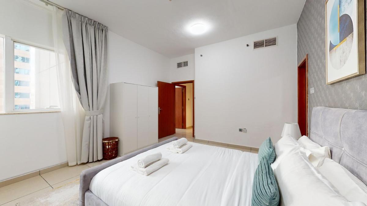 MP12 - Luxurious 2BR in Marina Pinnacle Tower