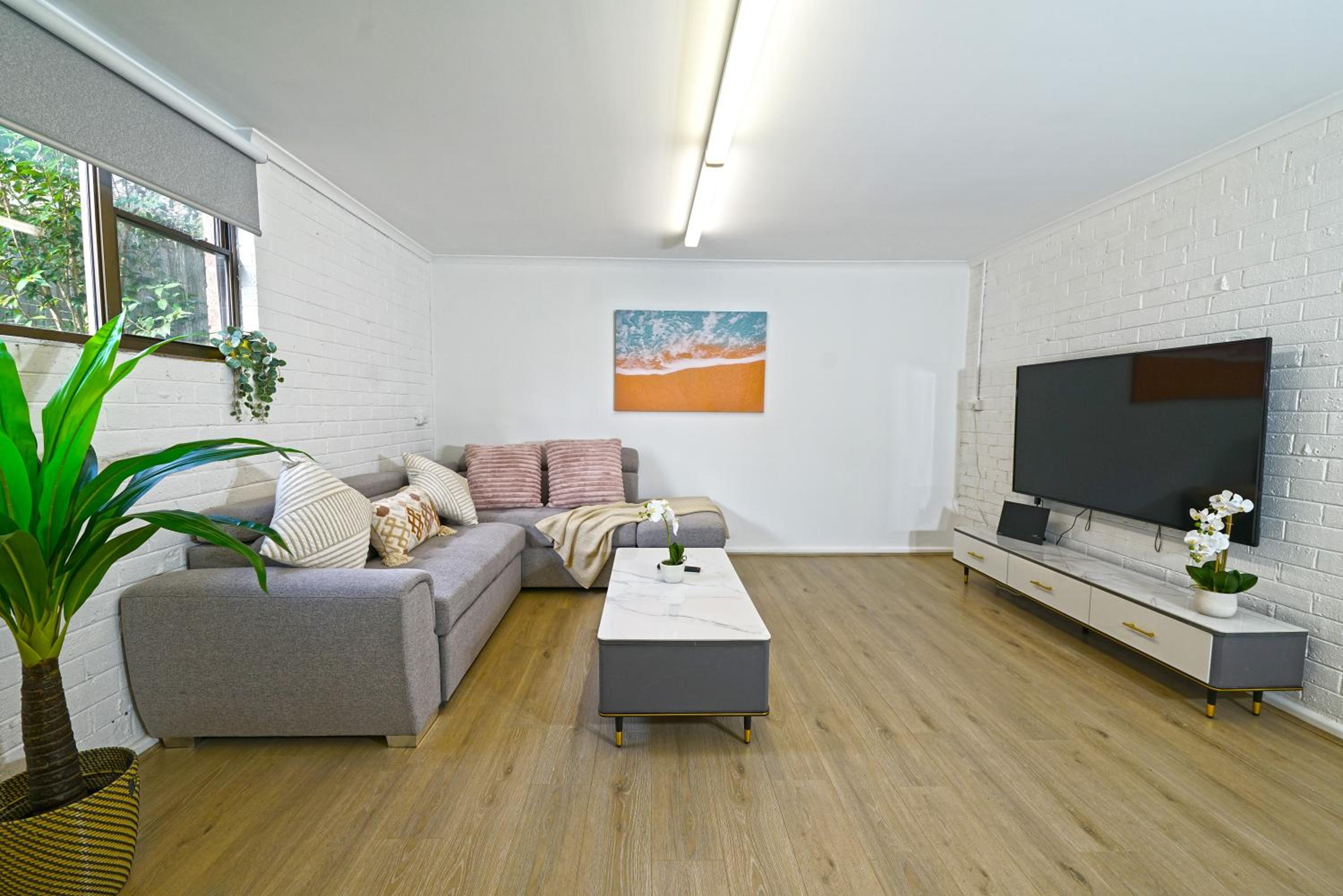 Pet Friendly Well-appointed 3BM Retreat Parking Netflix