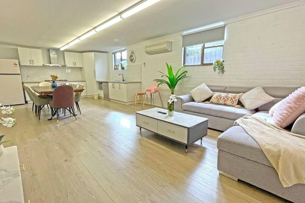 Pet Friendly Well-appointed 3BM Retreat Parking Netflix