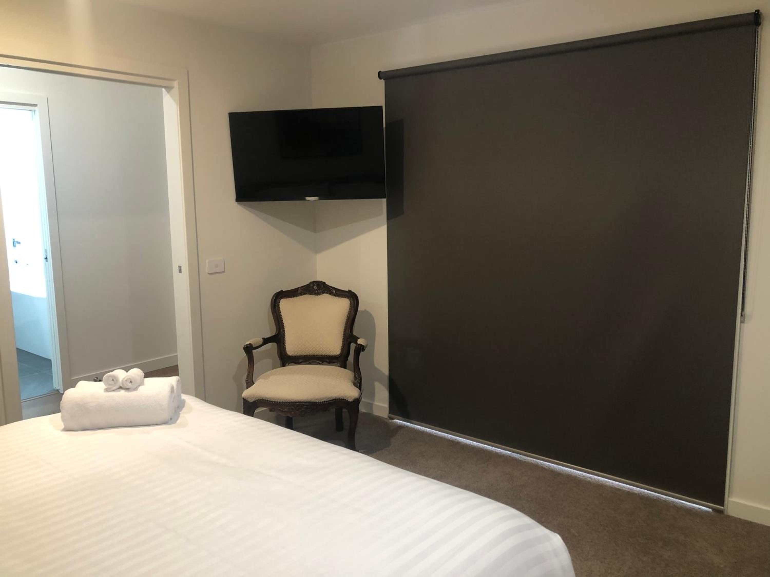 Superior & Luxe 2BR Apartment Villas Al Fresco Patio Free Parking & WIFI
