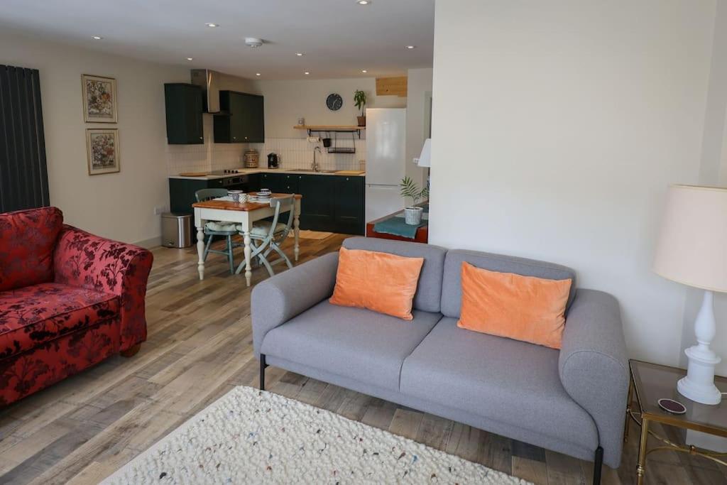 Spacious 1-bed apartment with super king or twin in central Charlbury, Cotswolds - main view